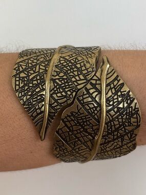 Brass toned leaf cuff bracelet hinged chunky